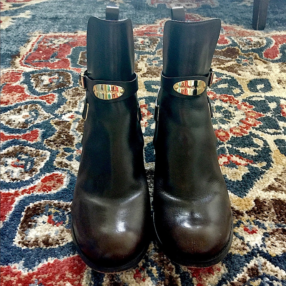 MICHAEL KORS Chocolate Brown Leather Ankle Boots.
